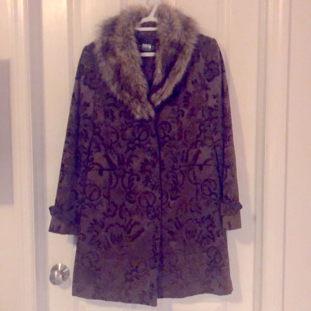 Women’s beautiful winter coat. Brown with fur collar that can be detached.